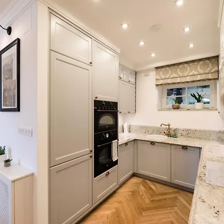 Lovely In The Heart Of By Bookinghost * وارسو