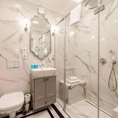 Apartamento Lovely In The Heart Of By Bookinghost